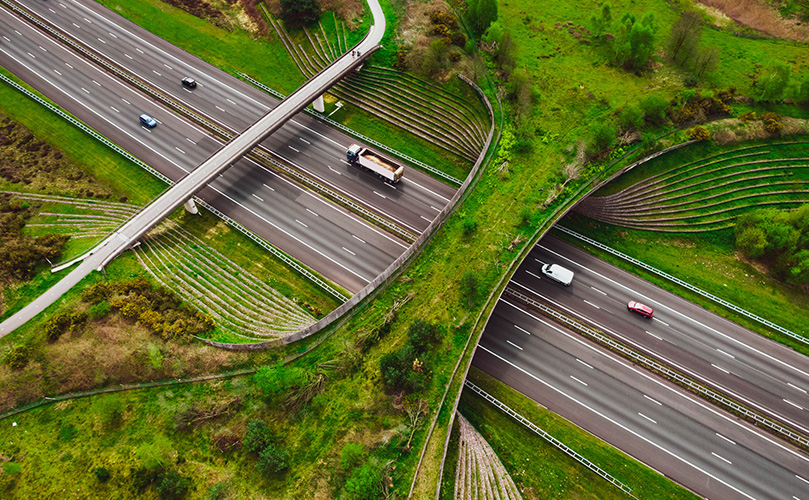 トラックが走る高速道路の上空写真