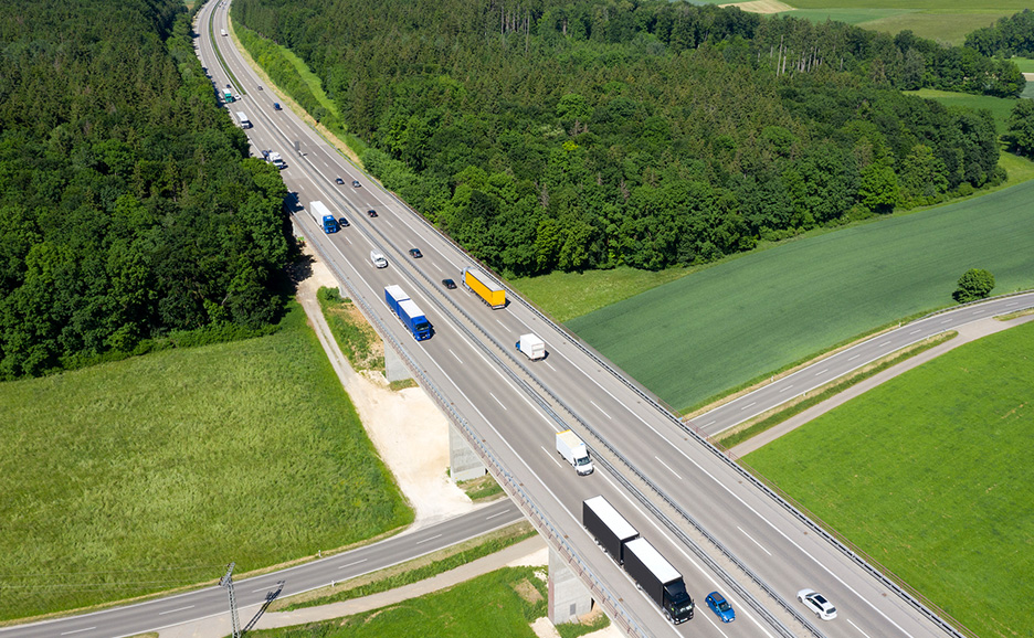 高速道路を走るトラックの航空写真