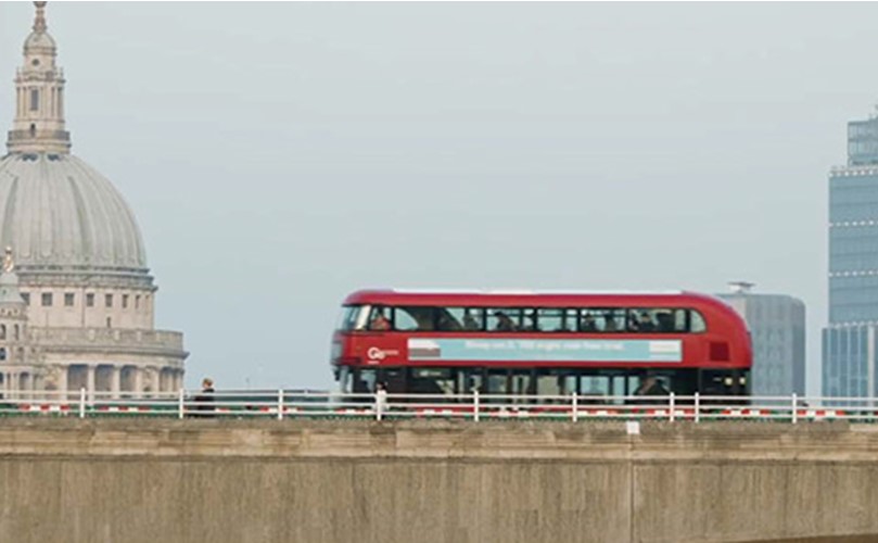 橋の上を走る赤い二階建てバス