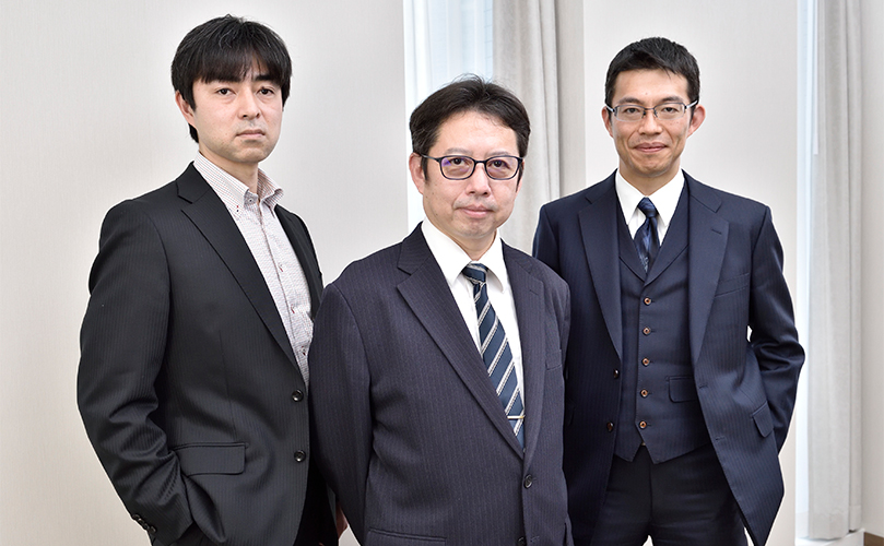 From left, Masafumi Chida Information and Communication Infrastructure Division Information Infrastructure Department, Junichi Ishida Chief of the Numerical Forecasting Division Information Infrastructure Department, Shintaro Yokoi Information Policy Division Information Infrastructure Department.